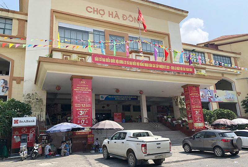 Các cửa chợ Hà Đông đều có người kiểm soát nhưng làm rất "hình thức": người được yêu cầu khai báo y tế, người thì không