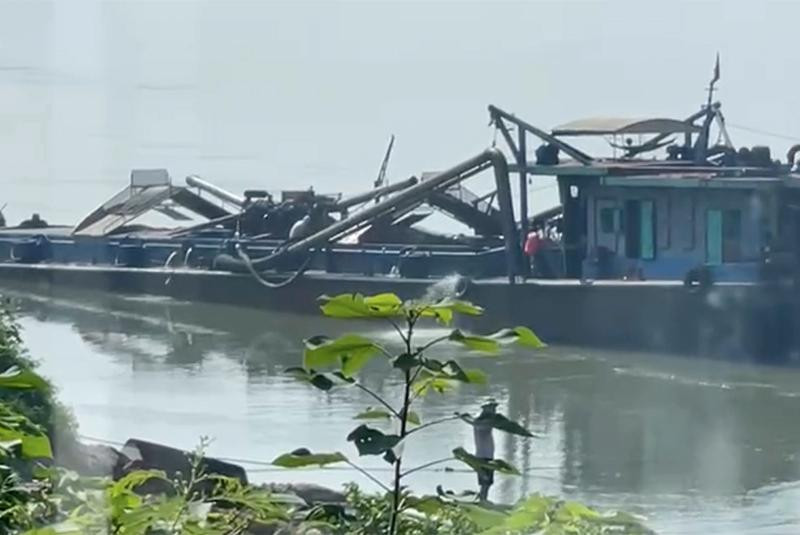 Các đối tượng khai thác cát trái phép dưới lòng sông Đà nằm trong "tầm ngắm"