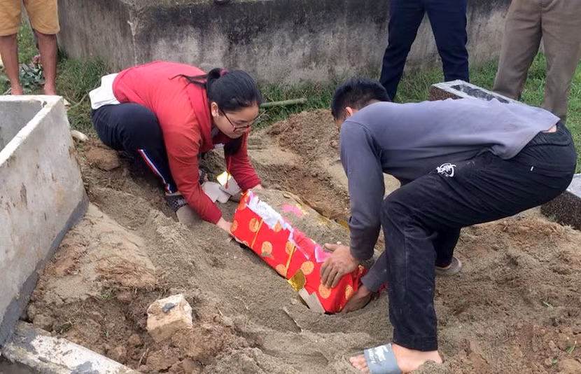 Ngoài việc xử phạt hành chính, cơ quan chức năng buộc người vi phạm phải di dời ngôi mộ giả và trả lại hiện trạng mặt bằng ban đầu