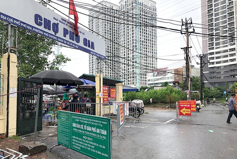 Chợ dân sinh Phú Gia thuộc phường Phú Thượng tổ chức, bố trí kiểm soát nghiêm người dân đến chợ theo quy định phòng, chống dịch Chợ dân sinh Phú Gia thuộc phường Phú Thượng tổ chức, bố trí kiểm soát nghiêm người dân đến chợ theo quy định phòng, chống dịch