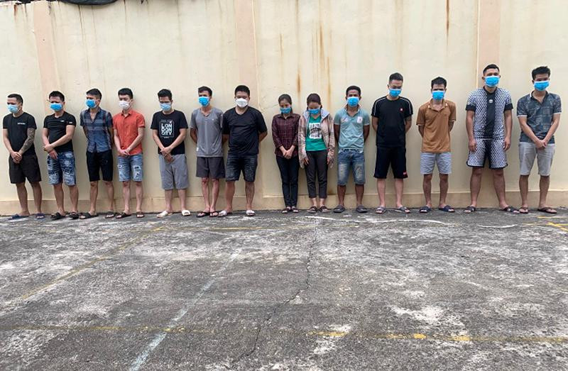 Nhóm đối tượng tham gia đánh bạc bị Công an huyện Vĩnh Tường bắt giữ Nhóm đối tượng tham gia đánh bạc bị Công an huyện Vĩnh Tường bắt giữ