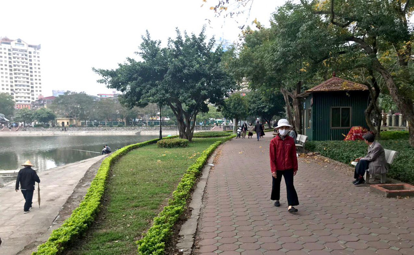 Người dân tại các điểm công cộng trên địa bàn phường Giảng Võ tuân thủ công tác phòng, chống dịch Covid-19 đúng theo thông điệp "5K"