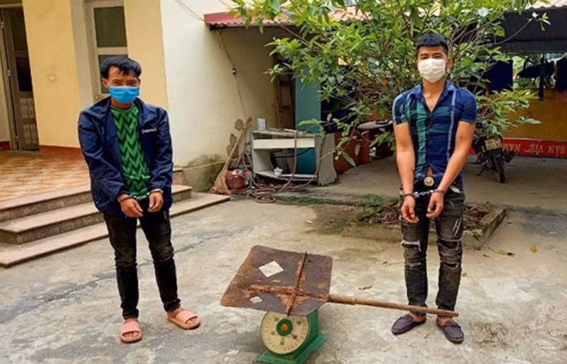 Hai đối tượng Bảy và Thành cùng tang vật Hai đối tượng Bảy và Thành cùng tang vật