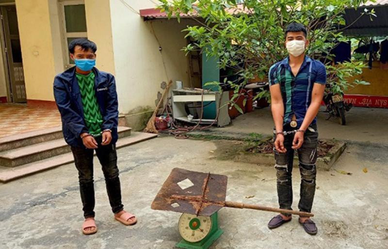 Hai đối tượng Bảy và Thành cùng tang vật