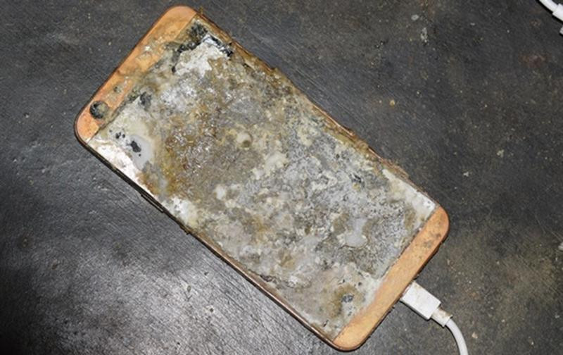 Nhiều vụ vừa sạc điện thoại vừa sử dụng gây chập cháy dẫn đến những hậu quả đau lòng - Ảnh minh hoạ Nhiều vụ vừa sạc điện thoại vừa sử dụng gây chập cháy dẫn đến những hậu quả đau lòng - Ảnh minh hoạ