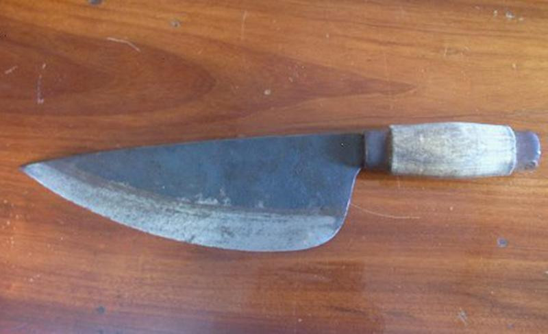 Do mâu thuẫn trong lúc ăn trưa, sau bữa ăn Đoàn đã sử dụng dao bầu đâm, khiến anh T. tử vong trên đường đi cấp cứu (Ảnh minh hoạ)