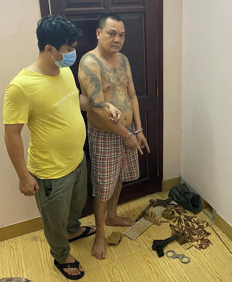 Đối tượng Cao Tiến Dũng (cởi trần trên người có nhiều hình xăm) Đối tượng Cao Tiến Dũng (cởi trần trên người có nhiều hình xăm)