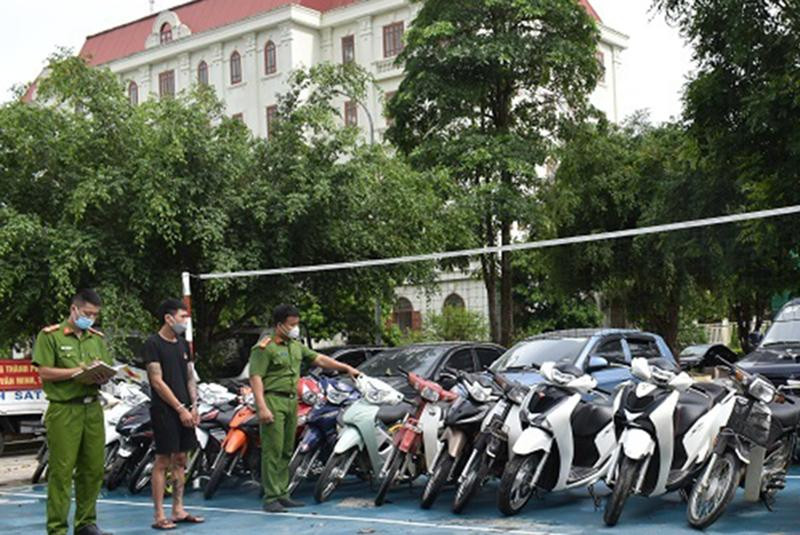 Đối tượng Long (áo phông đen) cùng tổ công tác CATP Tam Điệp thống kê những tài sản do khách vay tiền của Long thế chấp lại