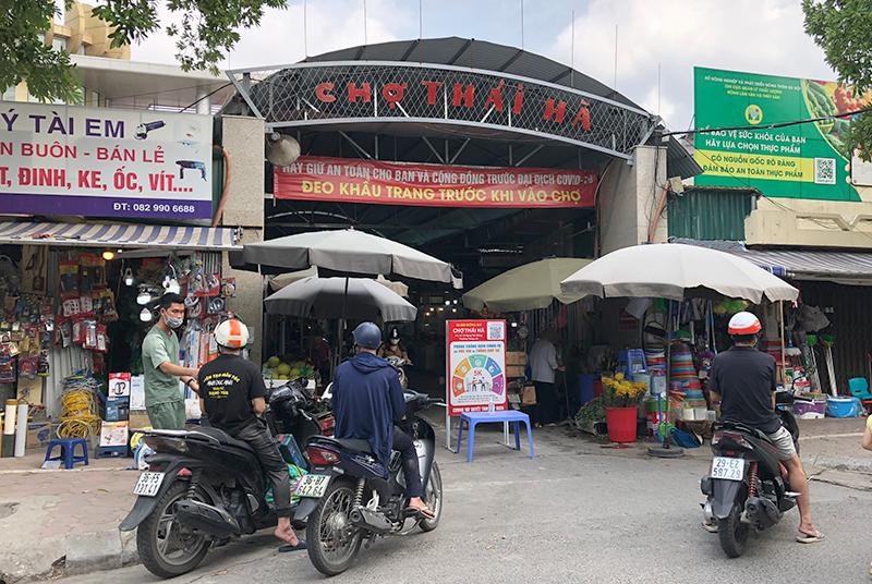 Chợ Thái Hà không có người gác, người dân vô tư ra vào