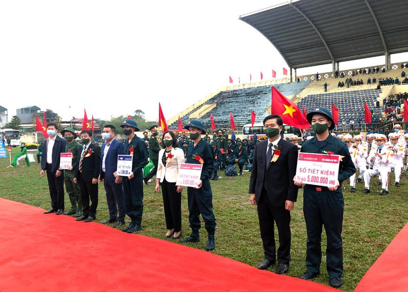 Lãnh đạo Thị ủy, UBND thị xã Sơn Tây cùng đại diện ngân hàng, cơ quan đoàn thể lên tặng sổ tiết kiệm cho một số tân binh có hoàn cảnh gia đình khó khăn nhưng vẫn viết đơn xin tình nguyện tham gia nhập ngũ