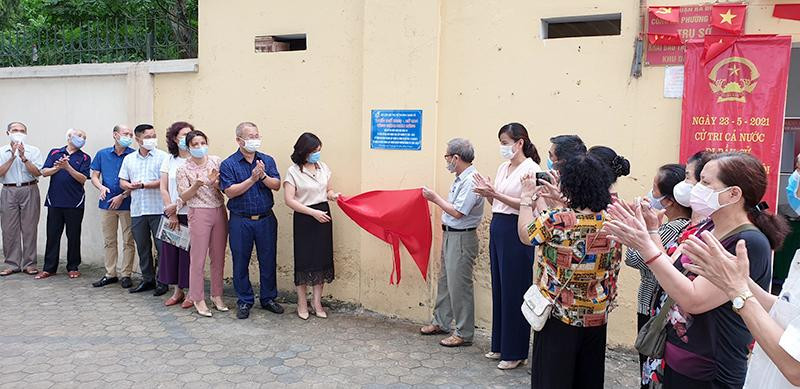 Hội LHPN phường Giảng Võ gắn biển và bàn giao công trình "Tuyến phố xanh - nở hoa"
