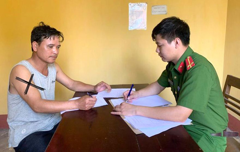 Đối tượng Vươn (áo phông, dấu X ở cánh tay)