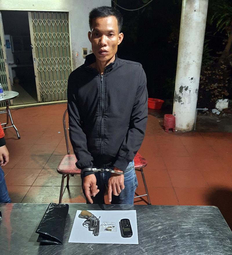 Đối tượng Hậu và khẩu súng quân dụng được lực lượng Công an phát hiện, thu giữ trong lúc kiểm tra nhà nghỉ