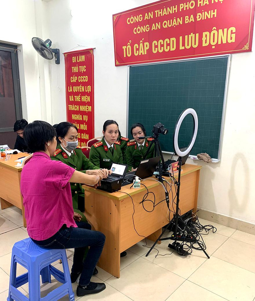 Từ ngày 1-1-2021, Công an quận Ba Đình triển khai công tác cấp CCCD gắn chíp điện tử lưu động