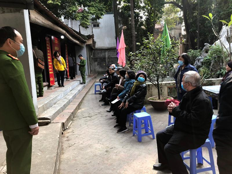 Tại điểm cấp CCCD gắn chíp điện tử lưu động này, nhiều chiến sỹ Công an túc trực hướng dẫn người dân Tại điểm cấp CCCD gắn chíp điện tử lưu động này, nhiều chiến sỹ Công an túc trực hướng dẫn người dân