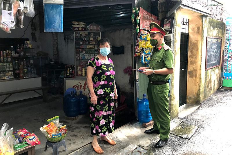 Đại uý Trần Khắc Duy, Cảnh sát khu vực Công an phường Phú Thượng luôn bám sát địa bàn, tuyên truyền nhắc nhở nhân dân chấp hành tốt các quy định pháp luật và công tác phòng, chống dịch Đại uý Trần Khắc Duy, Cảnh sát khu vực Công an phường Phú Thượng luôn bám sát địa bàn, tuyên truyền nhắc nhở nhân dân chấp hành tốt các quy định pháp luật và công tác phòng, chống dịch