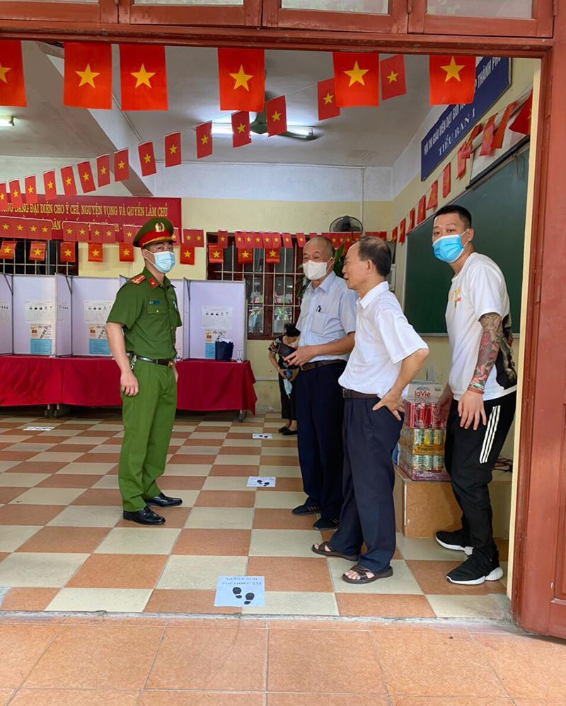Công an phường Phúc Xá kiểm tra công tác đảm bảo ANTT tại các khu vực bỏ phiếu trên địa bàn phường