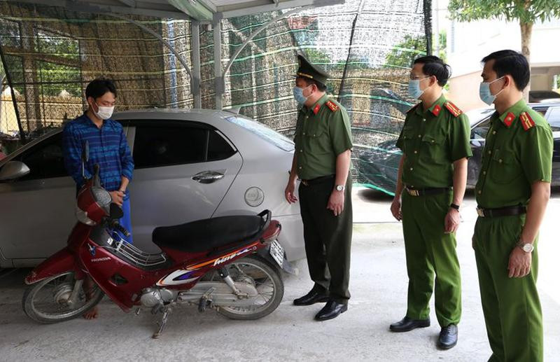 Dưới sự chỉ đạo quyết liệt của Đại tá Nguyễn Quốc Hùng, Giám đốc Công an tỉnh Hà Nam, lãnh đạo CATP Phủ Lý, Đinh Mạnh Tiến đã bị bắt giữ sau gần 20 đồng hồ gây án rồi lẩn trốn Dưới sự chỉ đạo quyết liệt của Đại tá Nguyễn Quốc Hùng, Giám đốc Công an tỉnh Hà Nam, lãnh đạo CATP Phủ Lý, Đinh Mạnh Tiến đã bị bắt giữ sau gần 20 đồng hồ gây án rồi lẩn trốn