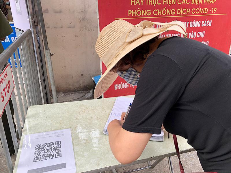 Tại chợ Thành Công, quận Ba Đình người dân vào chợ đều được BQL hướng dẫn khai báo y tế đầy đủ