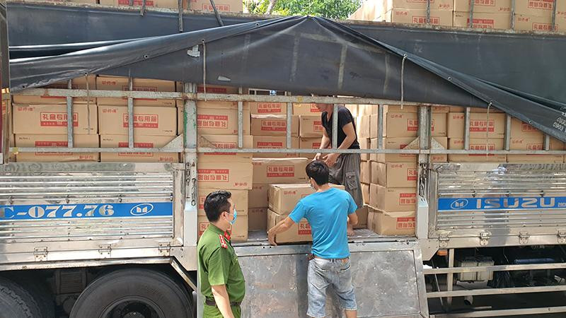 Đội 4 Phòng Cảnh sát môi trường CATP Hà Nội phối hợp với lực lượng chức năng kiểm tra xe ô tô tải mang BKS 71C-077.76. phát hiện gần chục tấn bánh kẹo, bánh Trung thu lậu vào ngày 20-8 vừa qua