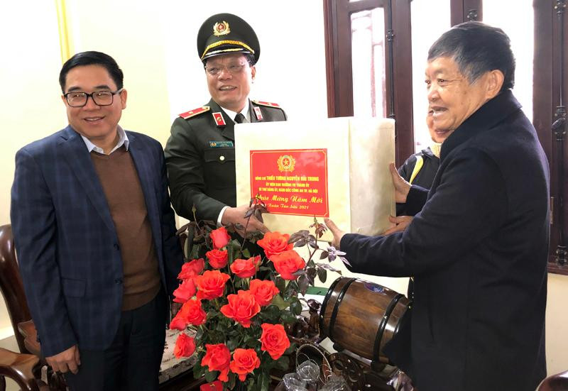 Thiếu tướng Nguyễn Hải Trung và Đoàn Công tác thăm hỏi, tặng quà gia đình thương binh Trần Sỹ Nghiệp