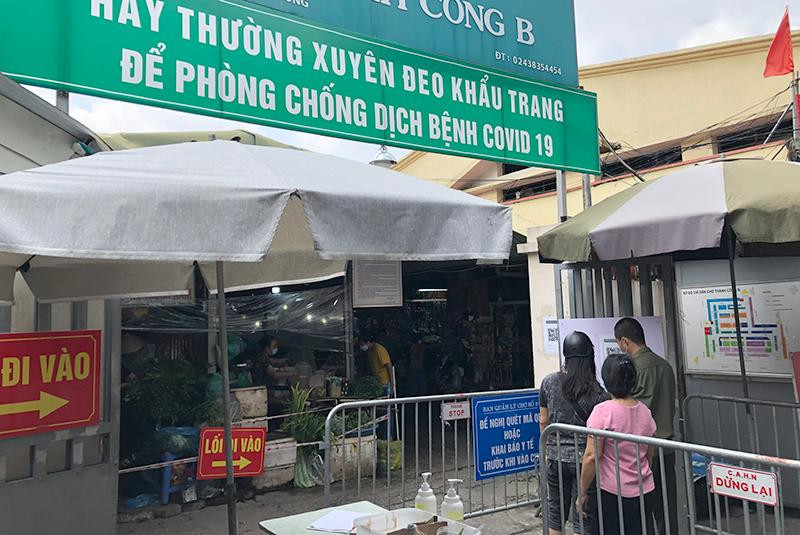 Đa số người dân sử dụng điện thoại thông minh quét mã QR khi vào chợ Thành Công