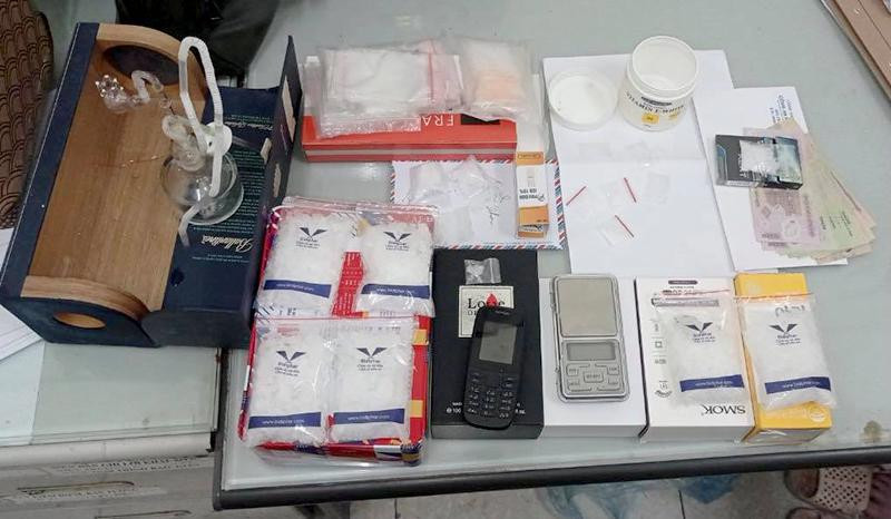 Cơ quan Công an thu giữ tang vật liên quan đến hành vi mua bán trái phép chất ma tuý của Trần Bích Lan Cơ quan Công an thu giữ tang vật liên quan đến hành vi mua bán trái phép chất ma tuý của Trần Bích Lan