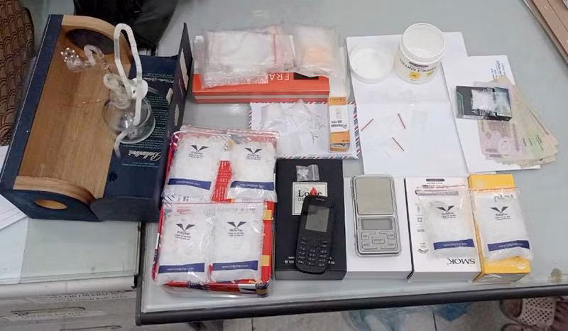Cơ quan Công an thu giữ tang vật liên quan đến hành vi mua bán trái phép chất ma tuý của Trần Bích Lan