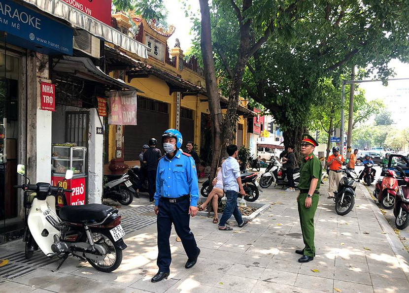 Tổ công tác liên ngành kiểm tra nhắc nhở các trường hợp đỗ xe máy không đúng vị trí tại số 66 Hai Bà Trưng