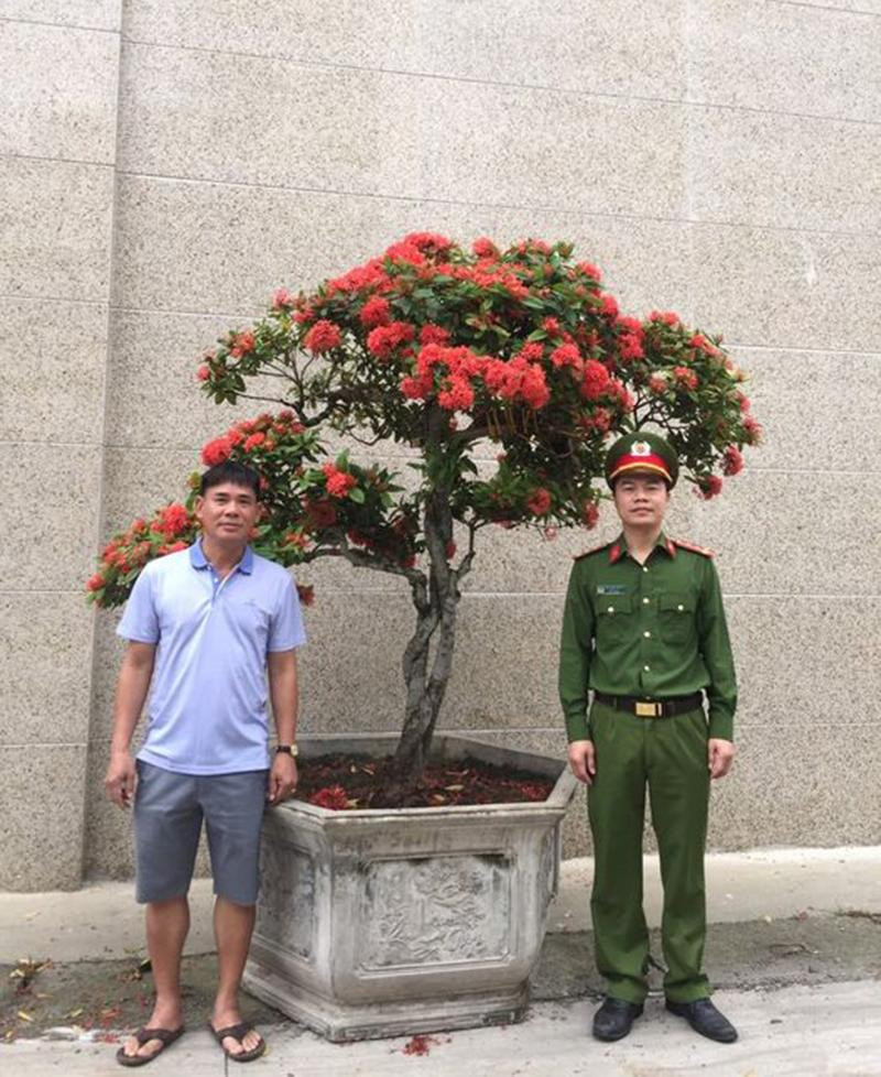 Đại diện Công an huyện Bình Lục trao trả cây hoa Mẫu đơn có giá trị lớn cho người bị hại Đại diện Công an huyện Bình Lục trao trả cây hoa Mẫu đơn có giá trị lớn cho người bị hại