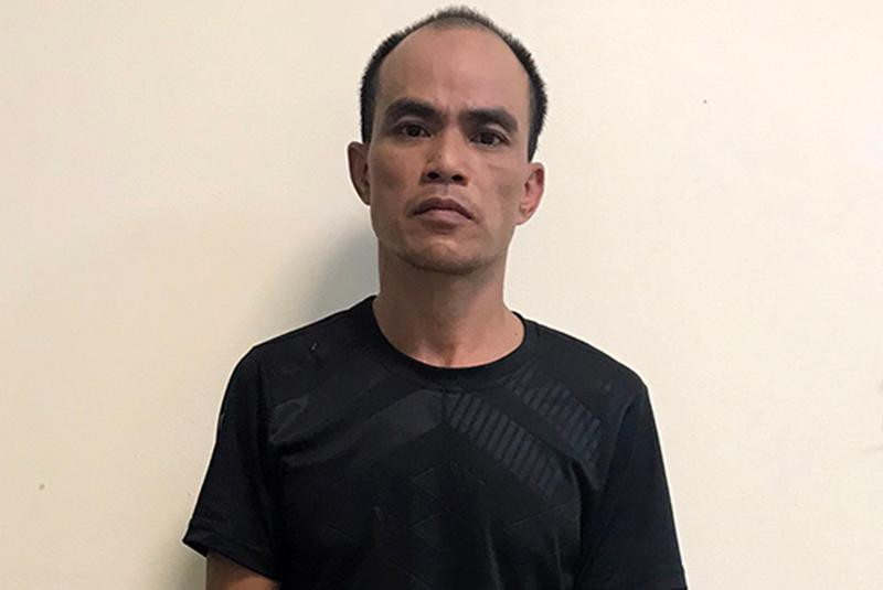 Vào hiệu thuốc Tây trộm cắp hụt, Tuấn tiếp tục ra ngoài đường “săn mồi” và trộm cắp được chiếc túi xách của Hội trưởng Hội Phụ nữ thôn