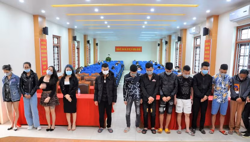 Một số "dân chơi" tại quán karaoke được lực lượng Công an đưa về trụ sở tiếp tục làm rõ hành vi sử dụng trái phép chất ma túy Một số "dân chơi" tại quán karaoke được lực lượng Công an đưa về trụ sở tiếp tục làm rõ hành vi sử dụng trái phép chất ma túy