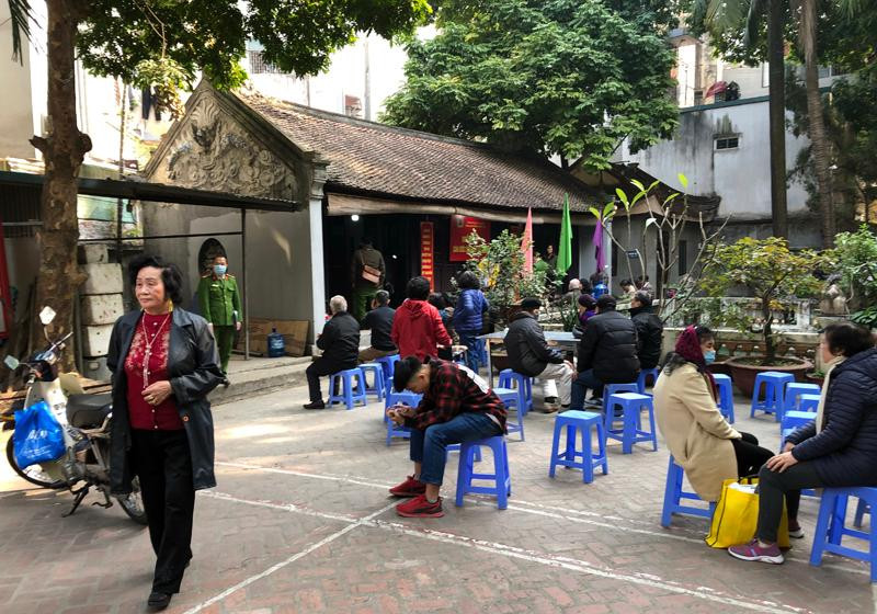 Mới gần 11h nhưng nhiều người dân đã làm xong thủ tục cấp CCCD gắn chíp ra về và chỉ còn lại ít người tiếp tục chờ đến lượt Mới gần 11h nhưng nhiều người dân đã làm xong thủ tục cấp CCCD gắn chíp ra về và chỉ còn lại ít người tiếp tục chờ đến lượt