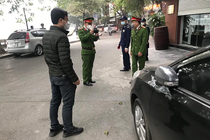 Tổ công tác chụp ảnh, ghi hình các phương tiện vi phạm Tổ công tác chụp ảnh, ghi hình các phương tiện vi phạm