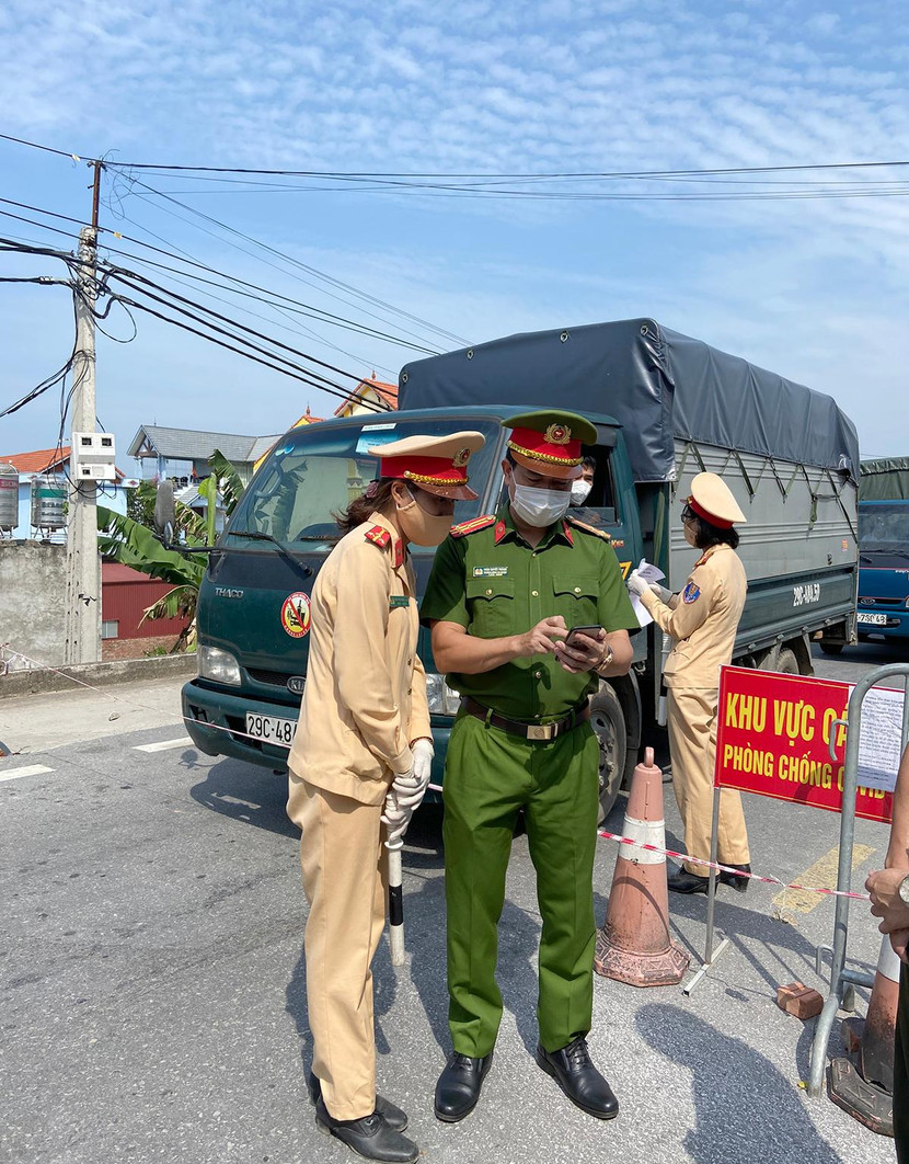 Thượng tá Trần Quyết Thắng, Trưởng Công an huyện Phúc Thọ kiểm tra hướng dẫn CBCS quét mã QR Code chặt chẽ đối với những trường hợp di chuyển từ vùng khác vào "vùng xanh" của huyện