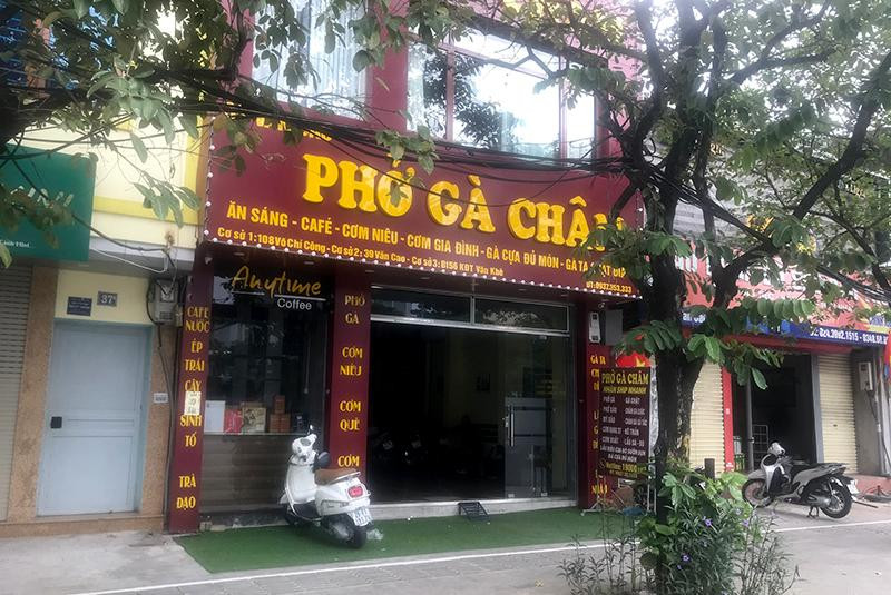 Tuy nhiên nhiều nơi, chủ quán chưa nắm được văn bản chỉ đạo của TP Hà Nội hay cơ quan chức năng nên vẫn tuyệt đối chấp hành theo quy định cũ chỉ "bán mang về" cho khách có nhu cầu - điển hình như quán "Phở gà Châm" này Tuy nhiên nhiều nơi, chủ quán chưa nắm được văn bản chỉ đạo của TP Hà Nội hay cơ quan chức năng nên vẫn tuyệt đối chấp hành theo quy định cũ chỉ "bán mang về" cho khách có nhu cầu - điển hình như quán "Phở gà Châm" này