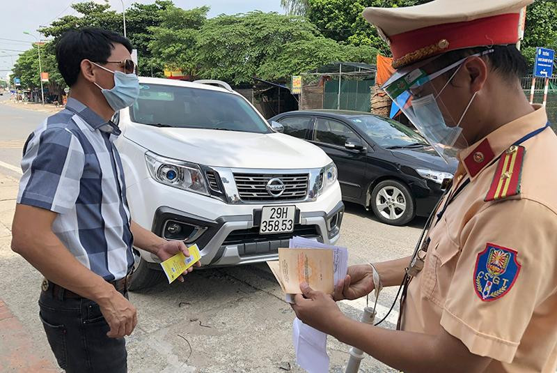 Một trường hợp tài xế chở người đi cùng trên xe không có giấy tờ ra đường theo quy định của UBND TP Hà Nội quy định trong thời gian thực hiện giãn cách xã hội