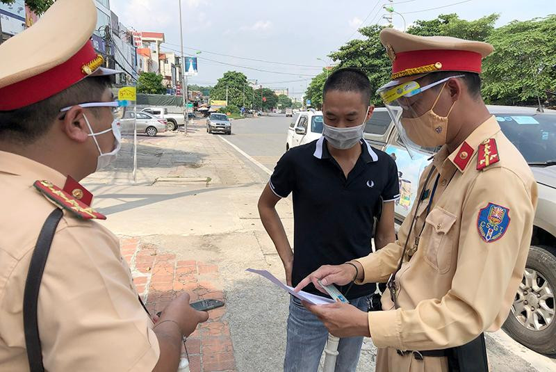 Tổ công tác Đội CSGT kiểm tra trường hợp lái xe đi ra đường trong thời gian Hà Nội thực hiện giãn cách xã hội