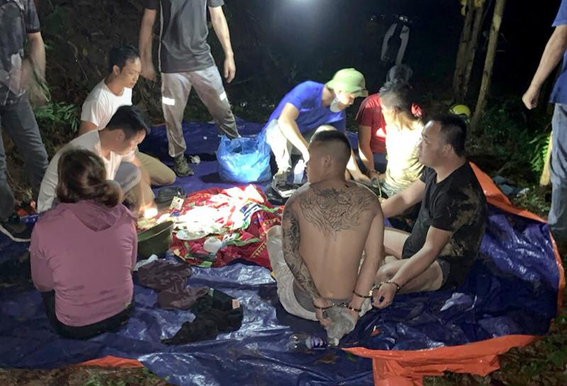 Nhóm đối tượng rủ nhau lên đồi vắng mở "xới bạc" cùng nhau sát phạt bị lực lượng CAH Tiên Yên vây bắt Nhóm đối tượng rủ nhau lên đồi vắng mở "xới bạc" cùng nhau sát phạt bị lực lượng CAH Tiên Yên vây bắt