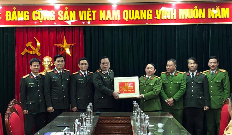 Thiếu tướng Nguyễn Hải Trung tặng quà CAH Mê Linh và kiểm tra công tác ứng trực, đảm bảo ANTT bảo vệ Đại hội Đảng toàn quốc lần thứ XIII và dịp Tết Nguyên đán Tân Sửu 2021