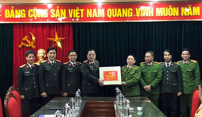 Thiếu tướng Nguyễn Hải Trung tặng quà CAH Mê Linh và kiểm tra công tác ứng trực, đảm bảo ANTT bảo vệ Đại hội Đảng toàn quốc lần thứ XIII và dịp Tết Nguyên đán Tân Sửu 2021