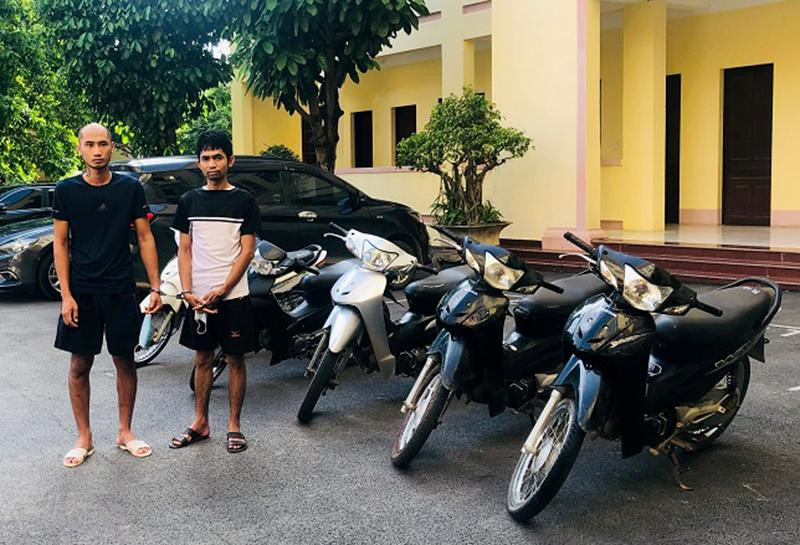 Hai đối tượng Phong và Ba cùng tang vật Hai đối tượng Phong và Ba cùng tang vật