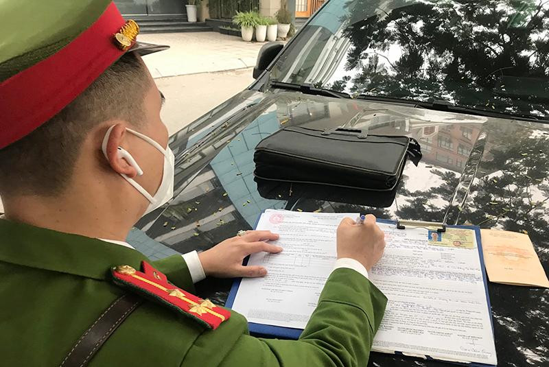 Một trường hợp vi phạm bị lập biên bản xử lý Một trường hợp vi phạm bị lập biên bản xử lý