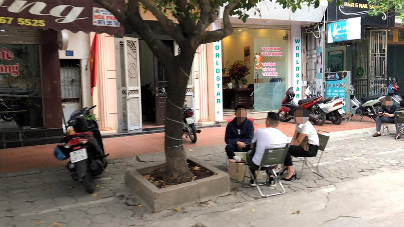 Để đối phó với lực lượng chức năng, một quán cà phê phục vụ khách ngay trên vỉa hè