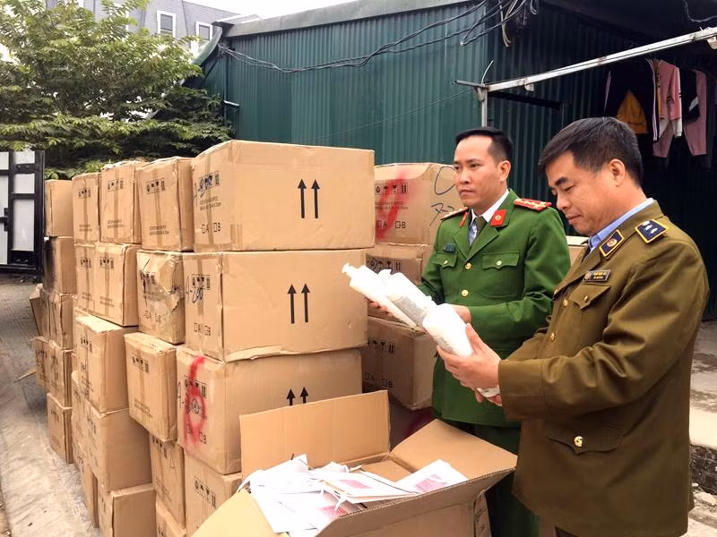 Lực lượng CATP Hà Nội và QLTT bắt giữ vụ dầu gội đầu nhập lậu với số lượng cực lớn trong năm 2020