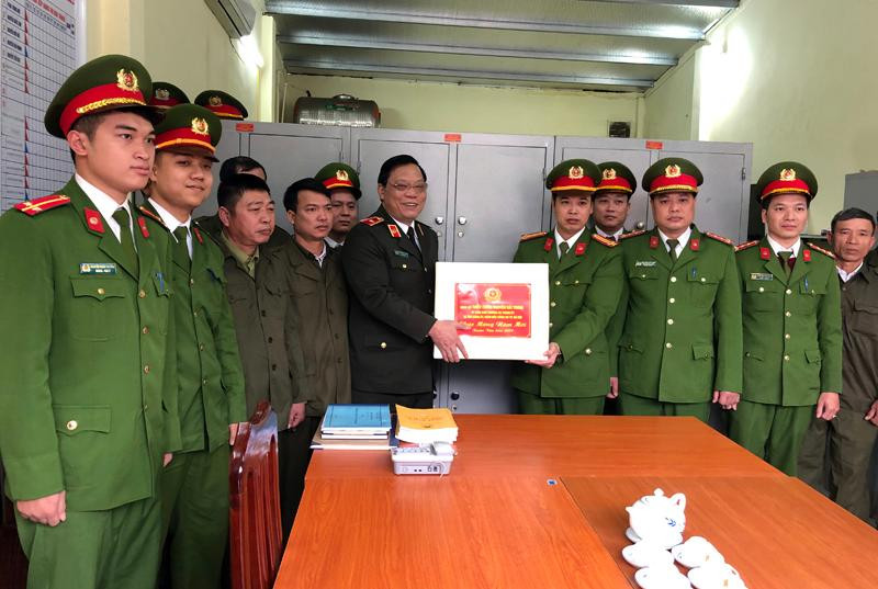 Thiếu tướng Nguyễn Hải Trung, Giám đốc CATP thăm, tặng quà và chúc Tết CBCS Công an xã Mê Linh