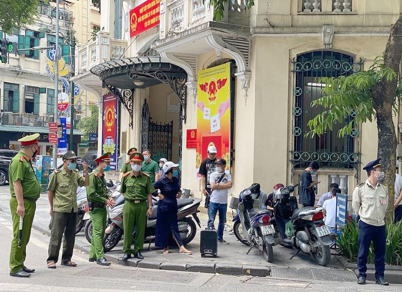 Lực lượng Công an quận Hoàn Kiếm tuần tra, kiểm soát địa bàn công cộng, kịp thời tuyên truyền nhắc nhở và xử lý những trường hợp vi phạm quy định về phòng, chống dịch bệnh Lực lượng Công an quận Hoàn Kiếm tuần tra, kiểm soát địa bàn công cộng, kịp thời tuyên truyền nhắc nhở và xử lý những trường hợp vi phạm quy định về phòng, chống dịch bệnh