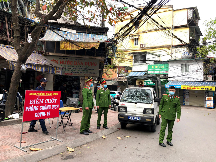 Chốt kiểm soát dịch bệnh do Công an phường Thành Công triển khai ngay ngã ba đi vào chợ Thành Công