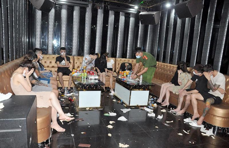 Bất ngờ đột kích quán Karaoke Bad boy lực lượng Công an tỉnh Hải Dương phát hiện gần 50 "dân chơi" đang hát hò, bay lắc và phê pha ma tuý Bất ngờ đột kích quán Karaoke Bad boy lực lượng Công an tỉnh Hải Dương phát hiện gần 50 "dân chơi" đang hát hò, bay lắc và phê pha ma tuý