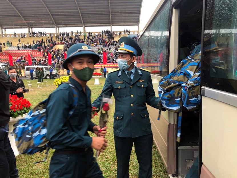 Đâu đó vẫn còn ánh mắt tìm kiếm người thân trước khi lên xe về đơn vị mới